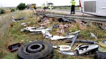 Accidente de tráfico en el que han colisionado un autobús de pasajeros y un camión Accidente de tráfico en el que han colisionado un autobús de pasajeros y un camión