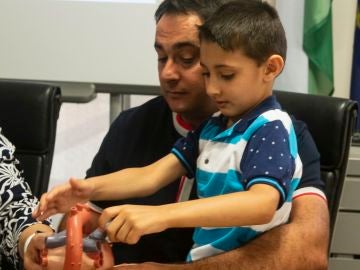 Implantan por primera vez en España un desfibrilador sin cables a un niño de 5 años 