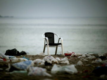 La basura en las playas de las islas del Mediterráneo se triplica en verano