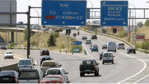 linea continúa salida 31 m40 Buenos dias. En la salida 31 de la m40 direccion Badajoz , se debería poner una linea continúa desde el segundo carril dirección Coruña hasta pasada la salida 31,para evitar atascos todos los dias con los usuarios que aguantan hasta ultimo momento para acceder a la salida de Badajoz, provocando atascos y situaciones de peligro constantemente al quedar parados en la propia via con el intermitente encendido cuando ya está congestionada la vía de salida.