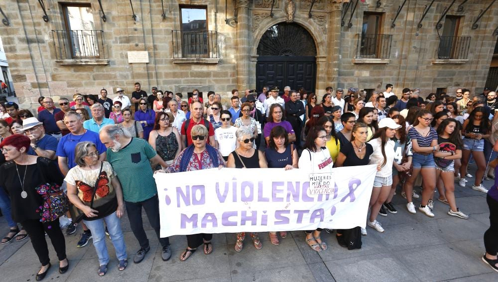Concentración de rechazo en Astorga por el asesinato machista ocurrido en la localidad maragata  
