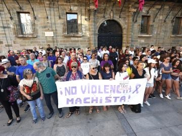Concentración de rechazo en Astorga por el asesinato machista ocurrido en la localidad maragata  