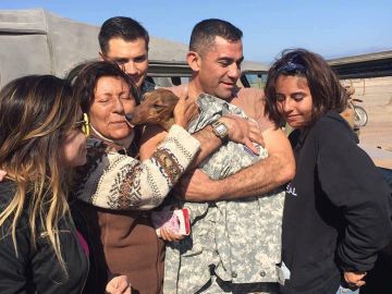 Un perro sobrevive seis días en el desierto tras caerse de un avión