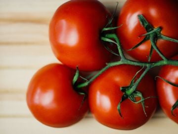 Todo lo que el tomate aporta a nuestra salud Todo lo que el tomate aporta a nuestra salud