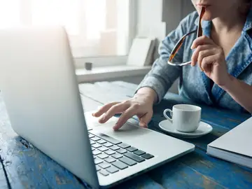 Una persona trabajando en su casa Una persona trabajando en su casa