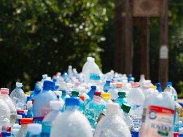 El plástico, el material presente en la mayoría de los envases, es uno de los principales enemigos del medio ambiente El plástico, el material presente en la mayoría de los envases, es uno de los principales enemigos del medio ambiente