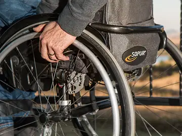 Un hombre en silla de ruedas Un hombre en silla de ruedas