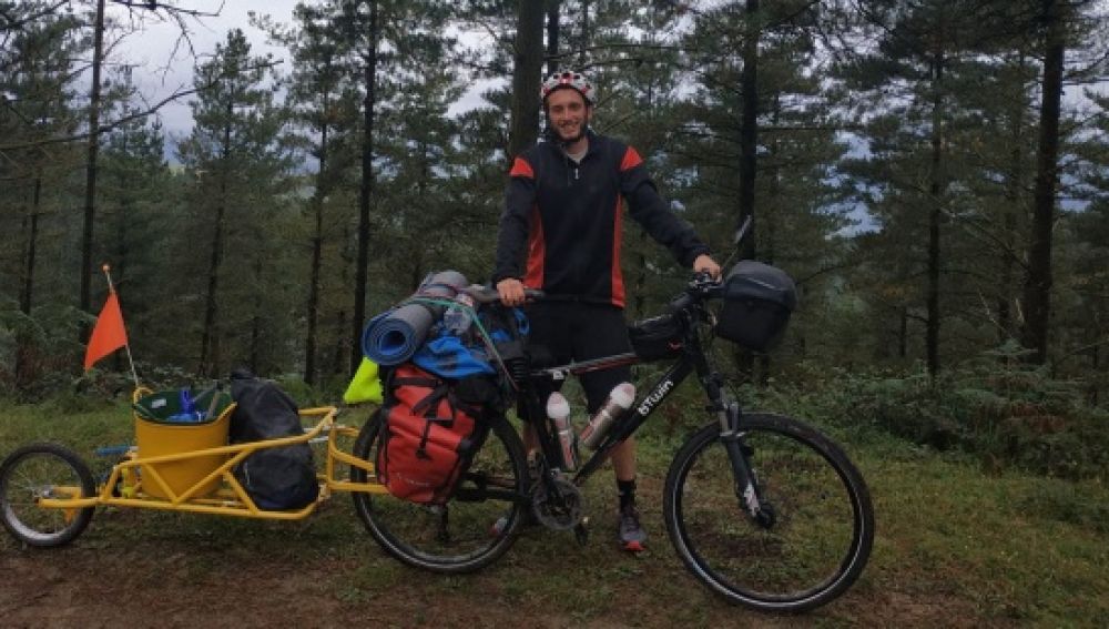Rafael Sanchís, el valenciano que recorre en bicicleta España para recoger basura