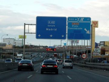 Tráfico de una carretera española de entrada a Madrid