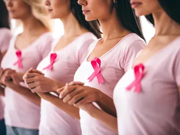 Mujeres con lazo rosa Mujeres con lazo rosa