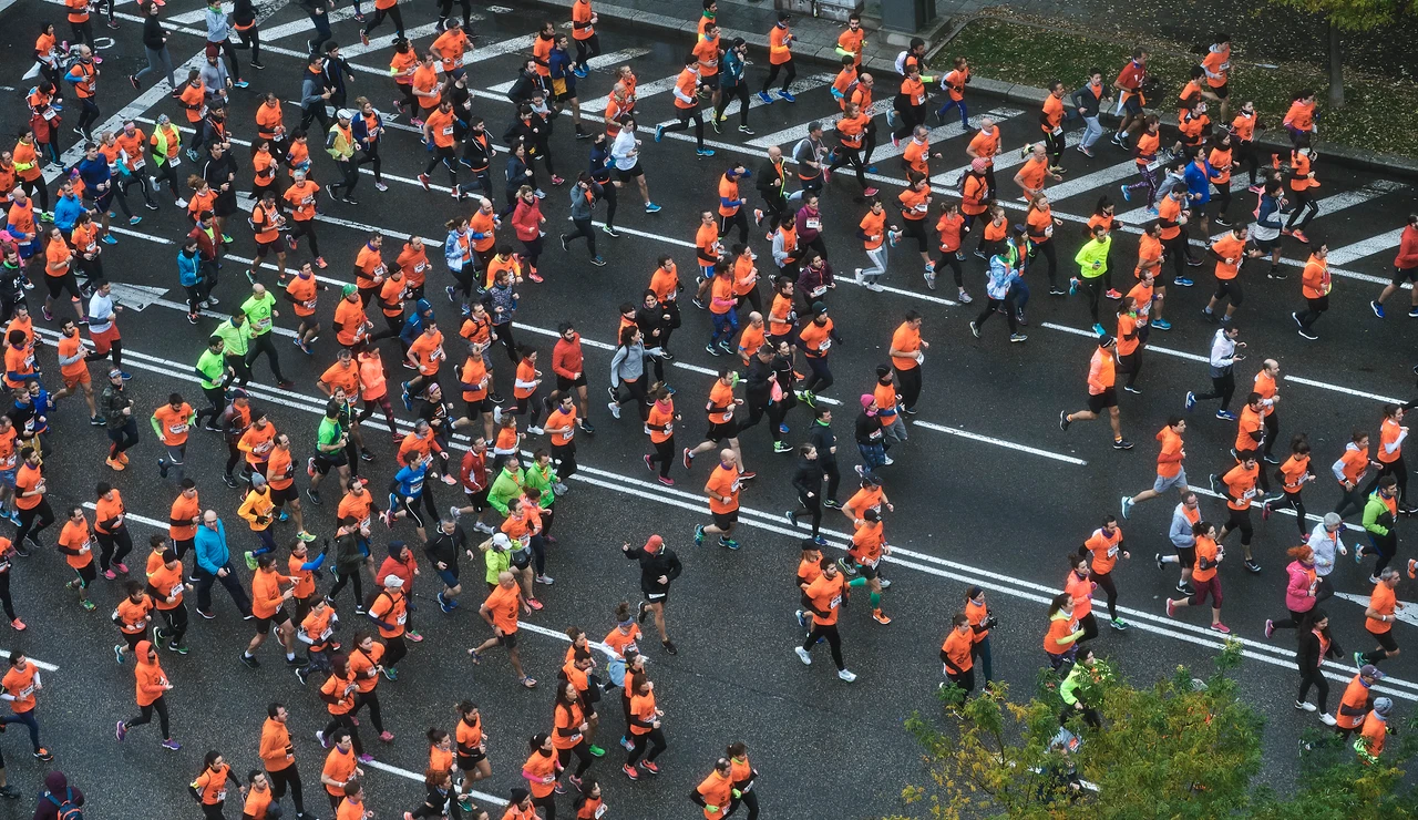 Las calles de Madrid se tiñen de color naranja de la 10ª Carrera Ponle Freno 