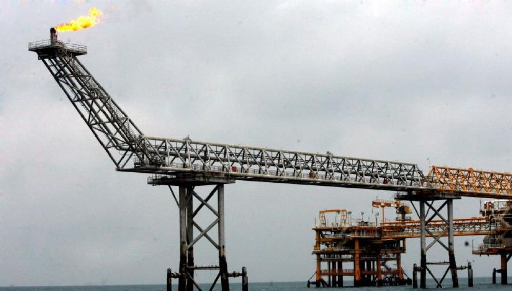 Imagen de una plataforma petrolífera en las aguas del golfo pérsico al límite de aguas de Catar