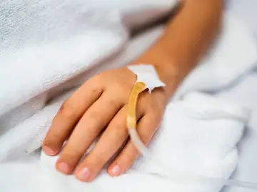 Un niño en una cama de hospital. Un niño en una cama de hospital.