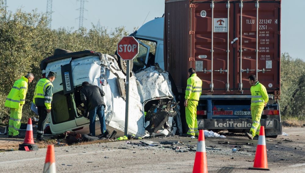 Vista del turismo siniestrado tras chocar con un camión en un accidente de tráfico en la carretera A-394 en Utrera (Sevilla)