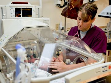Una enfermera se encarga de un bebé