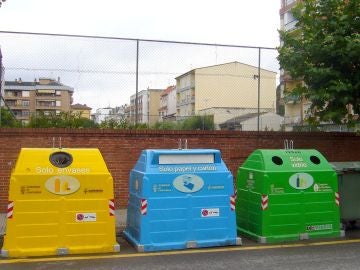 Contenedores de residuos urbanos: envases, papel y cartón y vidrio.