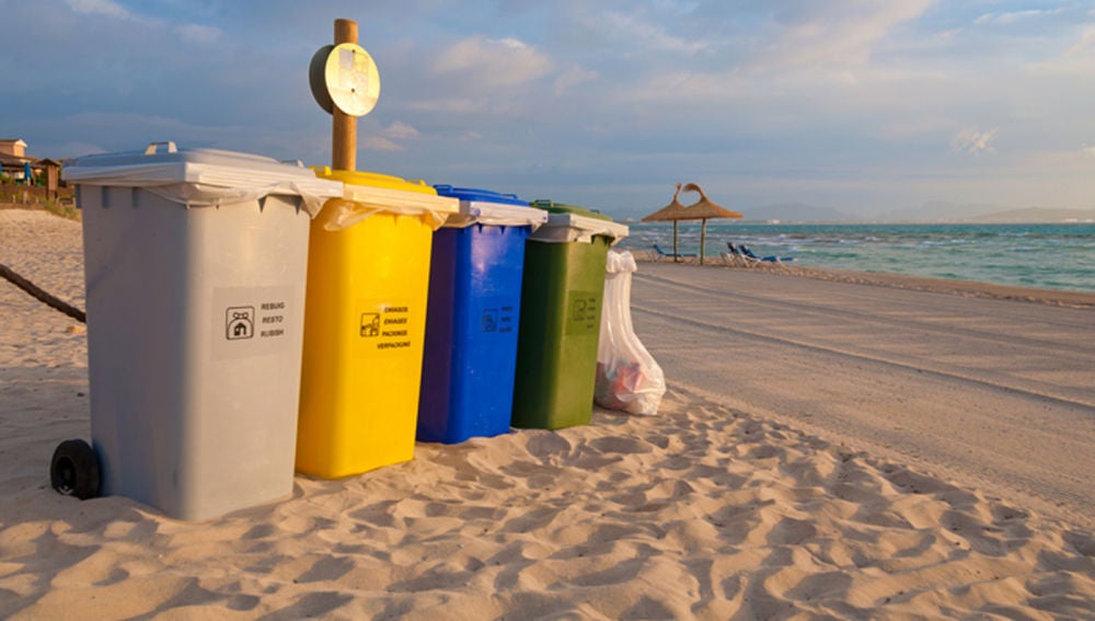 Diferentes contenedores de reciclaje en un playa de Mallorca 