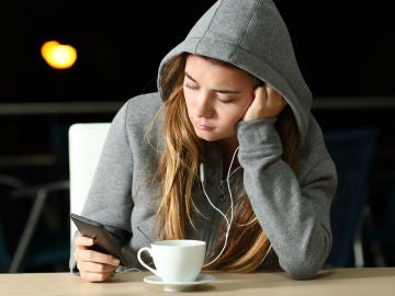 El alto uso de los teléfonos móviles puede causar problemas como ansiedad o pérdida de sueño.