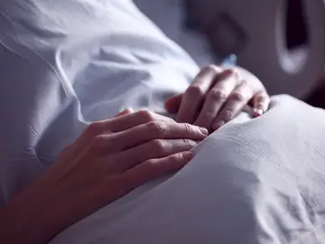 mujer en una cama de hospital mujer en una cama de hospital