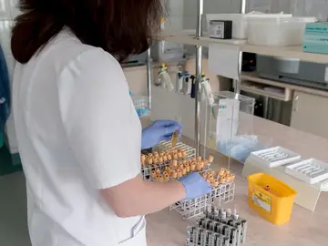 Científica en un laboratorio Científica en un laboratorio