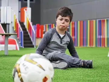 Colabora con la investigación que busca un tratamiento para Raúl, un niño de 9 años con una enfermedad rara muy grave Colabora con la investigación que busca un tratamiento para Raúl, un niño de 9 años con una enfermedad rara muy grave