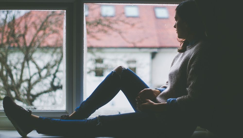 Mujer mirando a la ventana
