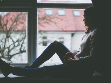 Mujer mirando a la ventana