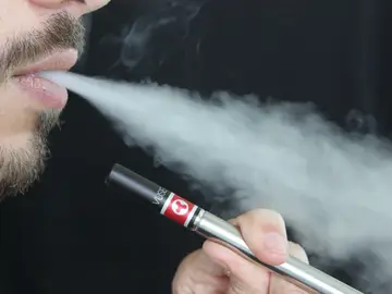Imagen de un hombre fumando un cigarrillo electrónico. Imagen de un hombre fumando un cigarrillo electrónico.