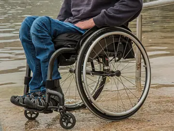 Una persona en silla de ruedas Una persona en silla de ruedas