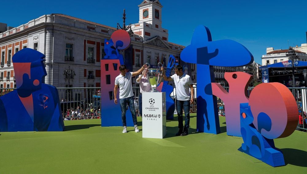 Llegada del trofeo de la UEFA Champions League a la Puerta del Sol de Madrid