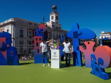 Llegada del trofeo de la UEFA Champions League a la Puerta del Sol de Madrid