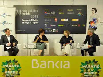 Jean-Paul Lefèvre, Adriana Moscoso del Prado y Marta Rivera de la Cruz, junto a Vicente Valles, han participado en el Foro Crea Cultura celebrado en la Feria del Libro de Madrid Jean-Paul Lefèvre, Adriana Moscoso del Prado y Marta Rivera de la Cruz, junto a Vicente Valles, han participado en el Foro Crea Cultura celebrado en la Feria del Libro de Madrid