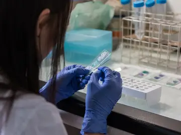 Mujer en un laboratorio Mujer en un laboratorio