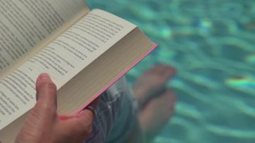 Leer en la piscina Leer en la piscina