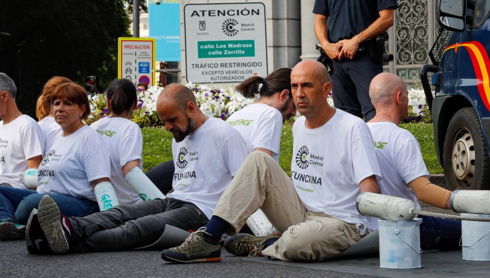 Activistas de Greenpeace cortan accesos al tráfico en Madrid