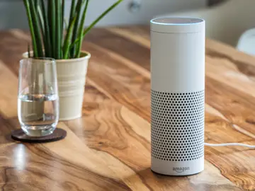 Todo lo que interacciones con Alexa queda guardado, y la compañía lo comparte con terceros. Todo lo que interacciones con Alexa queda guardado, y la compañía lo comparte con terceros.