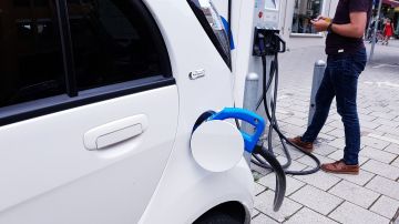 Un coche eléctrico en recarga