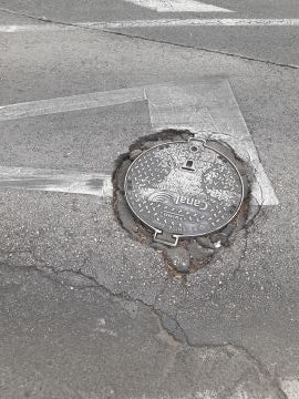 Bache en tapa de Alcantarilla Bache en tapa de Alcantarilla