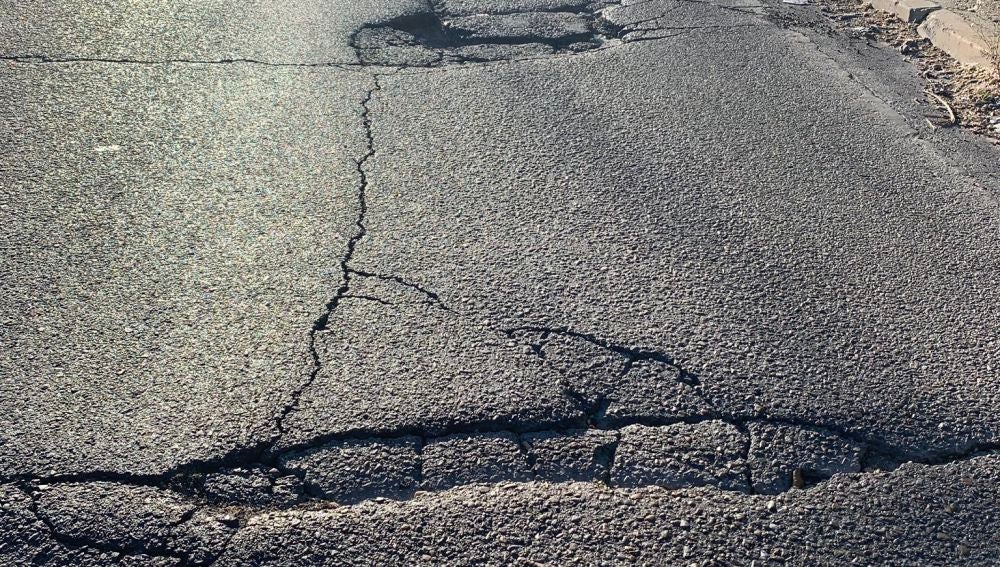 MALEZA EN ACERAS Y CARRETERA EN MAL ESTADO