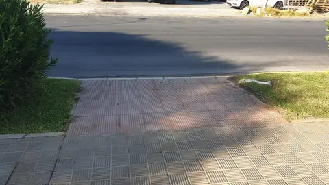 Paso peatonal sin pintar Se realizaron unas obras de reasfaltado en la entrada del poligono La Isla , Dos Hermanas (Sevilla) hace varios meses (3 ó 4) y aunque las señales verticales persiten, los vehiculos, al no tener la calzada pitada con las franjas, no respetan el paso de peatnes y cruzar se convierte en toda una peligrosa aventura. Calle Hornos Nº1 Polig ind LA ISLA 41703 Dos Hermanas SSEVILLA