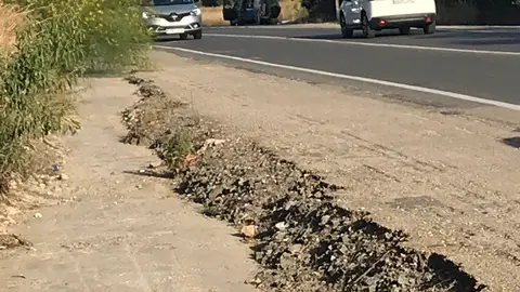 Carretera CV-370 PELIGROSIDAD Siendo usuario de la carretera CV-370, teniendo una propiedad lindante a la misma, venimos sufriendo desde hace mucho tiempo, varios problemas: el más importante la peligrosidad debida al exceso de velocidad que se produce justo en el PK 3+490, coincidiendo con un punto problemático por producirse en una carretera de dos carriles, una parada en el medio de la misma de los vehículos para realizar en camino adyacente, el cambio de sentido, provocando continuos adelantamientos por la derecha a los vehículos parados, y dándose todo ello justo delante de nuestra propiedad, por donde tenemos el acceso y salida de la misma; Además todo ello se agrava por el elevado volumen de tráfico y la frecuencia de vehículos pesados(existencia de una cantera en las proximidades); También se da el nulo o escaso mantenimiento de la carretera, en lo que se refiere al firme de la misma y la vegetación y suciedad existente en los arcenes. Por último y no más importante esta carretera produce un nivel sonoro elevadísimo que impide el desarrollo de una vida cotidiana normal, no permitiendo, dormir correctamente, el desarrollo de una conversación, escuchar los medios audiovisuales-informativos(TV-Radio). Por todo ello les agradecería que denunciaran esta situación a través de su plataforma y nos informaran de posibles medidas a adoptar. Cabría que tuvieran en cuenta que existen un proyecto para en principio solucionar estos y otros problemas , que se desarrolló en el año 2006, que se ha llevado a cabo en dos de las cuatro fases, en los años 2013-2014, pero que la fase que corresponde a lo denunciado, no está prevista su ejecución, por varios aspectos económicos, conflictos con otras administraciones (MOPU-By-pass, Aguas potables...) Esta situación ha sido denunciada y solicitada información a la Administración responsable de la carretera en varias ocasiones, sin obtener contestación formal en ningún caso, solamente contestación vía e-mail que se adjunta. Muchísimas Gracias, por la gran labor que realizan. Un Saludo