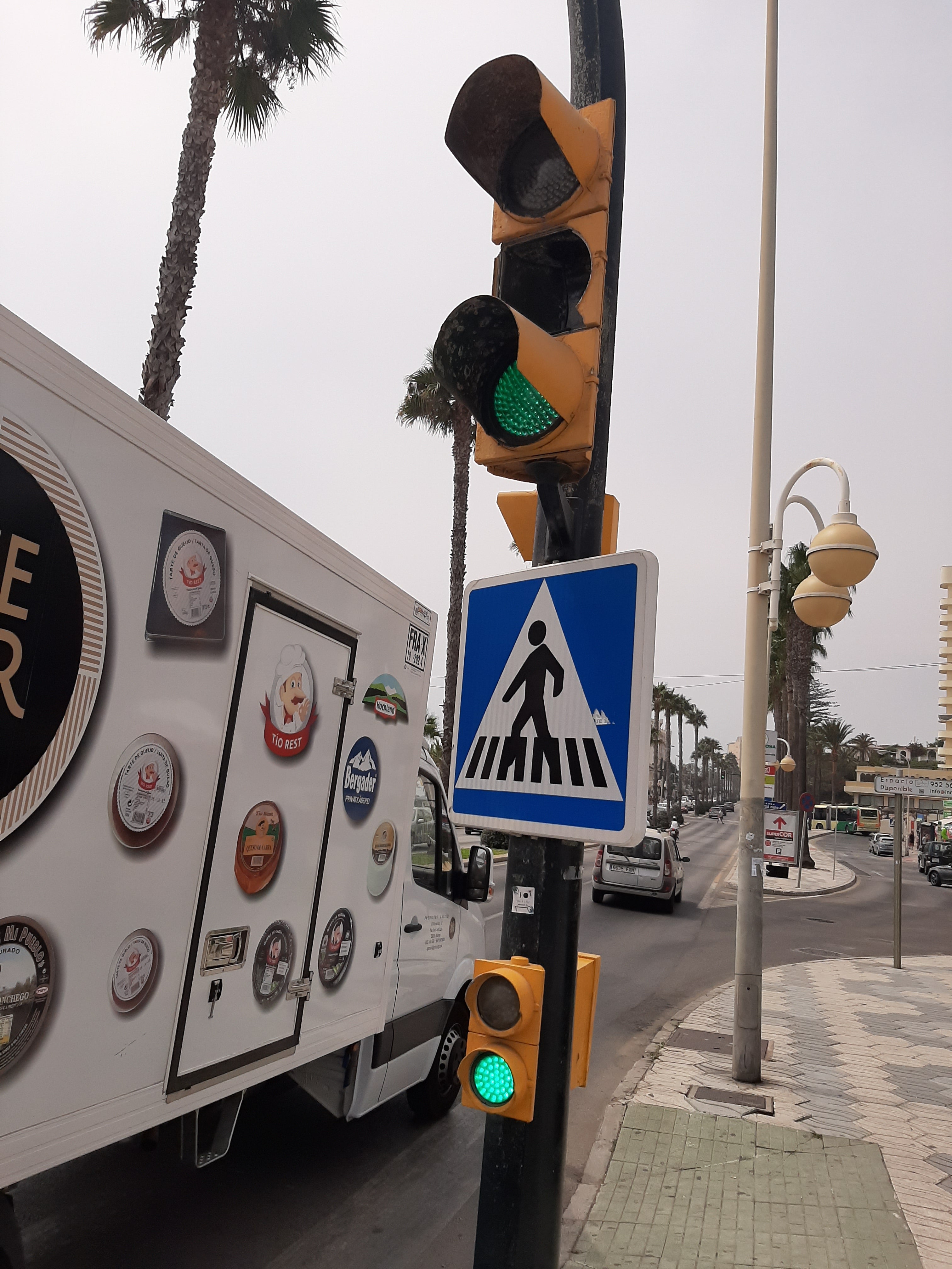 Semáforo averiado No existe el ámbar y está expuesto a un accidente Av. Manuel Machado grente merendero el malagueño en Benalmádena Costa
