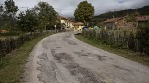 Quítale freno a la As-254 corredor del infierno, infiesto-Campo de Caso No es posible que lleven casi dos años, dicen que de obras, pero no se vean máquinas, ni gente trabajando. Está de pena, no puedes ir a más de 20-30km/h. Es vergonzoso que el único enlace de los dos concejos que distan tan solo 33km estén en ese lamentable estado. Pase por allí hace 15 años y no es que estuviera bien pero se podía ir a una velocidad normal de 60-80km h, pero desde entonces creo no pusieron un triste parche. Os invito a que lo comprobéis porque es lamentable sinceramente. Una cosa es contarlo, pero la realidad supera la ficción. Muchas gracias por vuestra labor, gracias por darnos voz a los ciudadanos, y enhorabuena por vuestra plataforma.