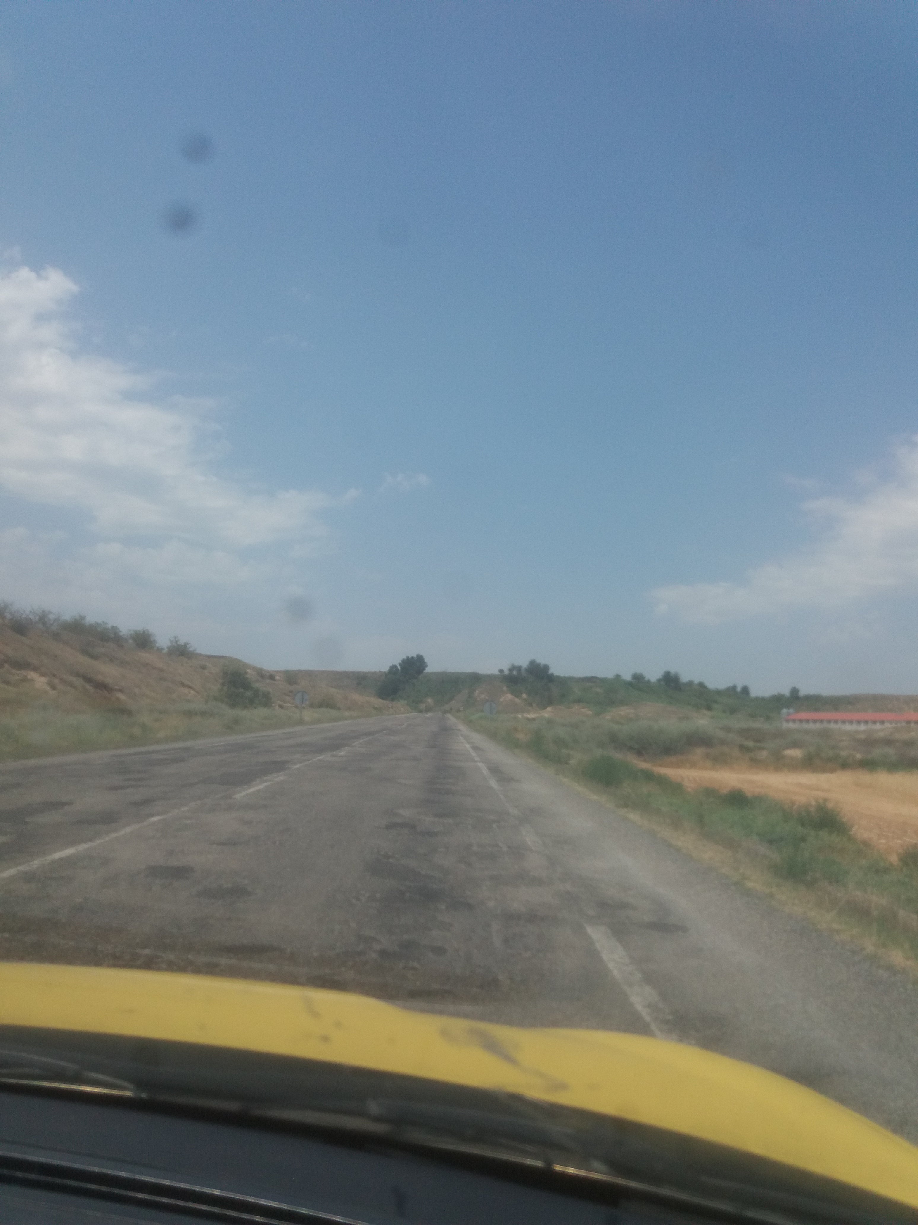 Carretera A131 fraga_sariñena(Huesca) Como siempre las carreteras que no estan cerca de una gran ciudad son las abandonadas,la carretera entre fraga y sariñena es un desastre ponen señales de 50 en lugar de arreglar la carretera que esta llena de baches sobre todo el tramo entre ontiñena y sariñena,hagan algo ¡por favor¡!
