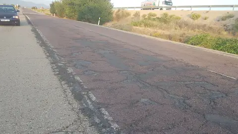 PELIGRO INMINENTE EN LA NACIONAL III MADRID-VALENCIA Desde hace más de 5 años, los vecinos de Caudete de las Fuentes y pueblos adyacentes, sufrimos un abandono total en la antigua y muy usada Nacional III, en su tramo Caudete de las Fuentes-Utiel y viceversa, la solución del nuestro gobierno, bajar el límite de la velocidad a 60 KM/H. Cuando circulamos, nuestros vehículos dan botes literalmente, desgaste de ruedas, baches, peligro de circulación. Todo ello lleva a la situación incluso de tener que invadir el carril contrario para evadir los golpes que se producen al circular. Pongamos freno a esta situación, por el bien de la ciudadanía, es una carretera muy transitada incluso por ciclistas, que ven peligrar su vida por el abandono y la desidia en la que se encuentra dicho tramo. Gracias por difundir nuestra denuncia.