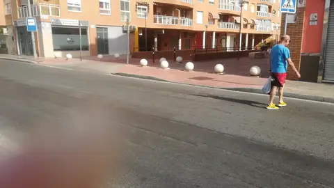 Paso de peatones Este paso de peatones esta con su correspondiente señal a la derecha, pero hacen caso omiso de ésta, ya que se ha borrado en la calzada y no es el primer susto que yo y gente de mi entorno nos hemos llevado. Nadie la respeta si no esta señalizada en la calzada. Es en la C/Lentisco, Almería 04007.