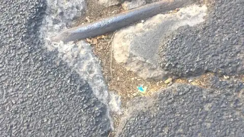 Bache muy peligroso Glorieta José Francisco de Isla, Madrid. (Avda Ilustración con Betanzos, 75) Tras la operación asfalto, sorprendentemente, quedan baches como el de la foto, en el que hasta asoma una tubería.