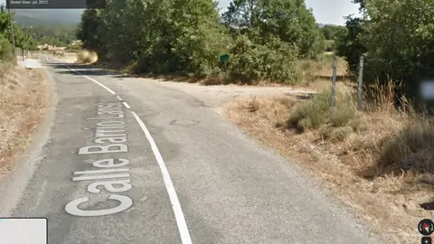 Falta señal de Entrada a Población Ausencia de señal de "Entrada a Población" en la carretera ZA-V-2636 Lanseros - Barrio (Zamora), lo que ocasiona un gran peligro tanto para peatones y conductores, ya que los vehículos acceden sin aminorar a la velocidad correspondiente a zona urbana. Tampoco existe una señal de limite de velocidad, y al ser bajada seria necesario poner, ademas de la señales mencionadas, resaltes en la calzada al existir casas en ambos lados de la vía. Esto no se ha subsanado desde hace muchos años, de hecho la foto que se adjunta es de Google Maps, tomada en el año 2012, en la actualidad sigue igual.