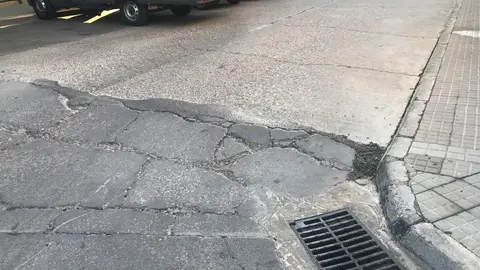 Carretera urbana en mal estado Es un remache de la carretera pero muy mal hecho, puesto que incluso en primera, el coche da un gran vaivén y las personas que vamos dentro nos movemos como si estuviéramos en una atracción peligrosa. Se encuentra en La Carlota, Córdoba, en la calle Los Estudiantes perpendicular a la Avenida La Paz, justo en la pequeña curva y al lado del parque.