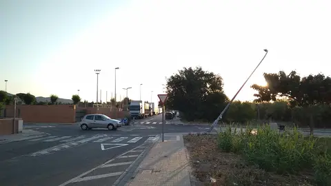 Farola cayendose hace una semana Hola, tenemos en el pueblo unas calles por donde se deja circular autobuses y camiones de la basura grandes y a mitad de calle ponen rotonda de metro y medio de diametro, cada x meses le meten porrazo a alguna farola del cruce y la dejan para chatarra, esta semana tenemos una a medio caer desde el lunes, yo no se si estan esperando que alguien resulte herido o peor, pero esto es un poco indignante tambien por lo caros que son los impuestos aqui, a ver si alguien les dá un toque a esta gente, La farola en cuestion està en riudoms (cp 43330) junto al campo de futbol municipal, calle de salvador espriu 61/55